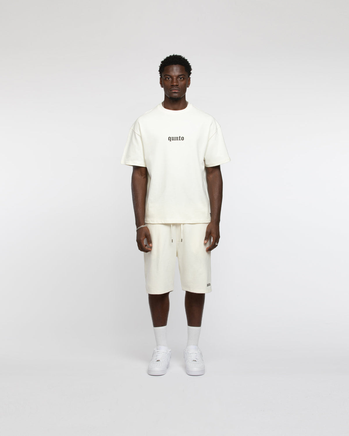 QUNTO LOGO SHORTS CREAM