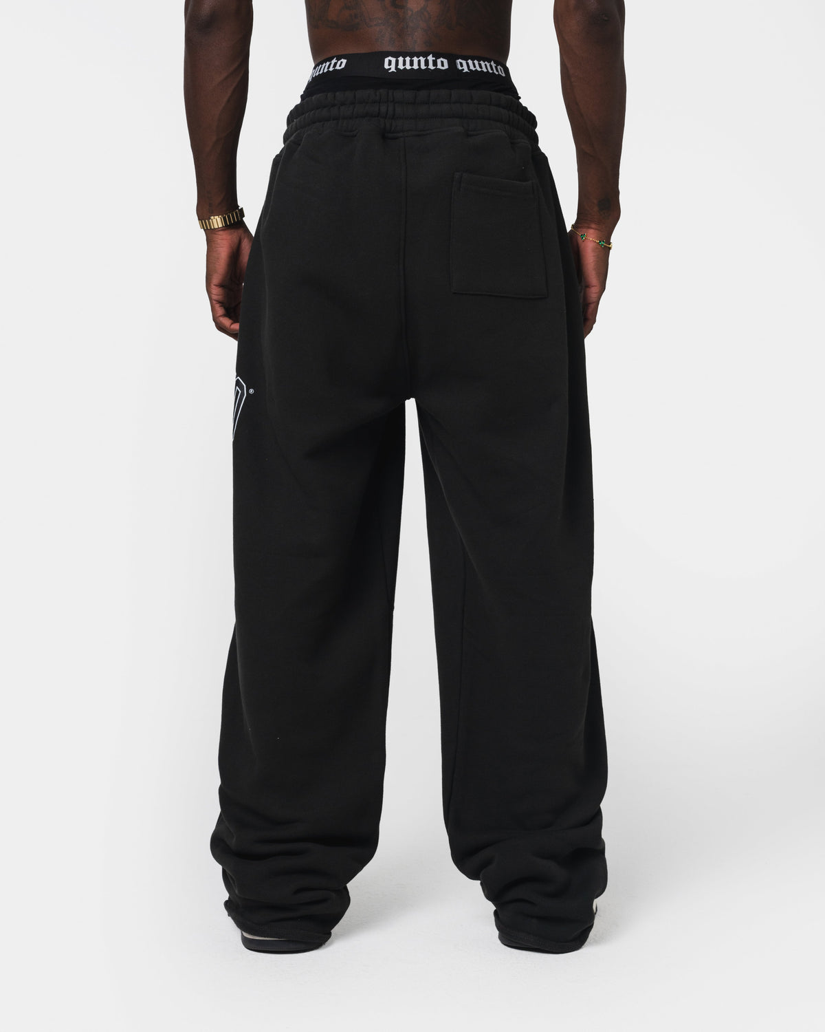 QUNTO ESSENTIAL JOGGER BLACK