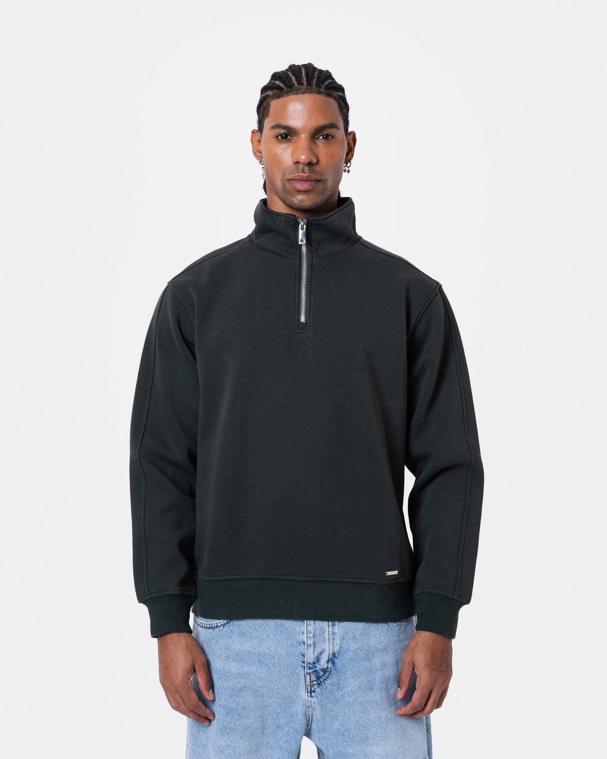 FAT QUNTO HALFZIP BLACK model wearing a loose fit short zipper sweatshirt in black color.