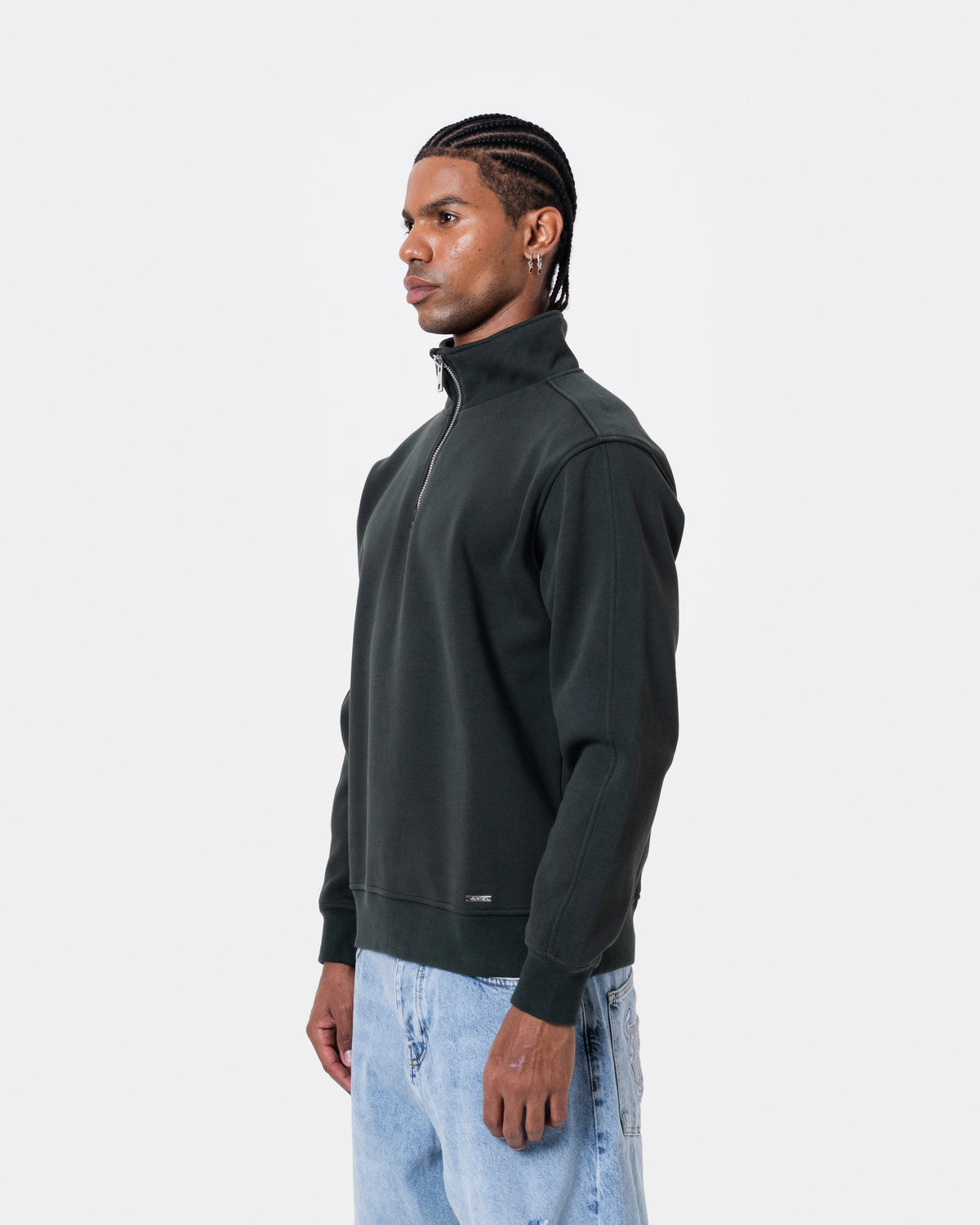 Model wearing FAT QUNTO HALFZIP BLACK, loose fit black zip pullover, made of warm cotton-polyester fabric.