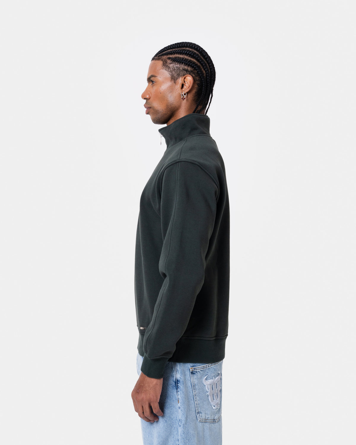 Model wearing FAT QUNTO HALFZIP BLACK in loose fit with short zipper, side view, highlighting soft inner layer.