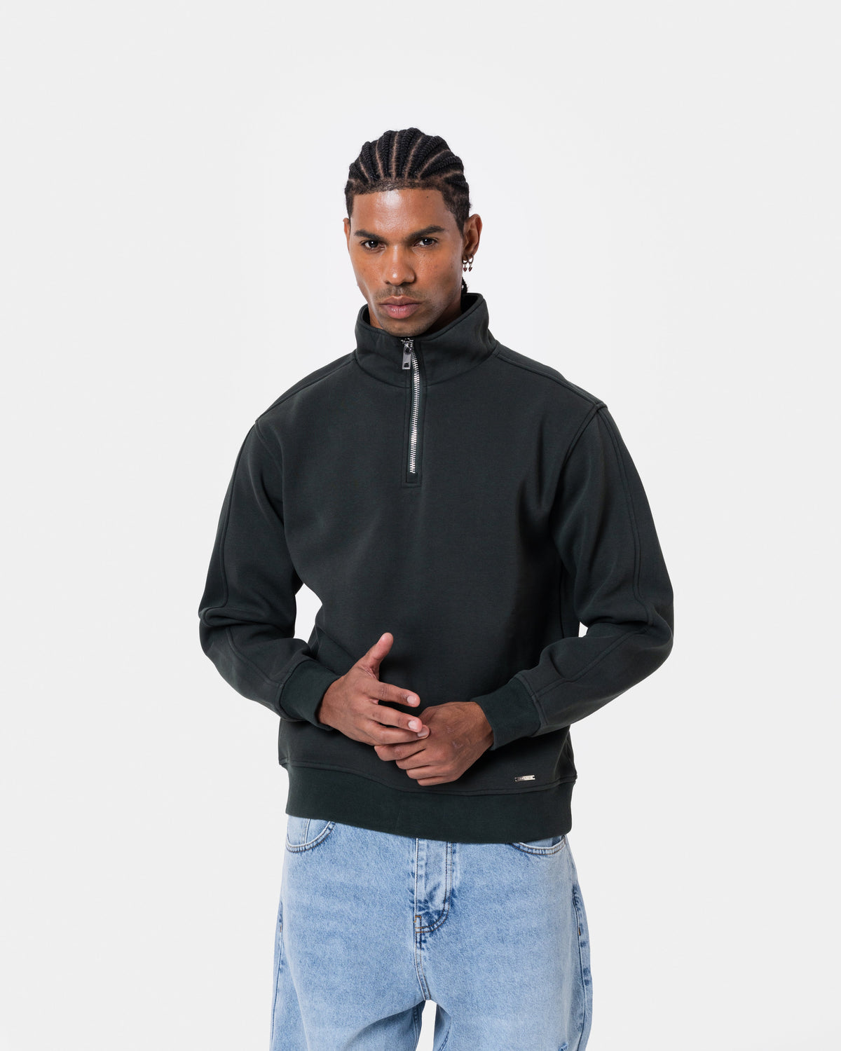 Model wearing FAT QUNTO HALFZIP BLACK sweatshirt, showcasing loose fit and soft inner layer.