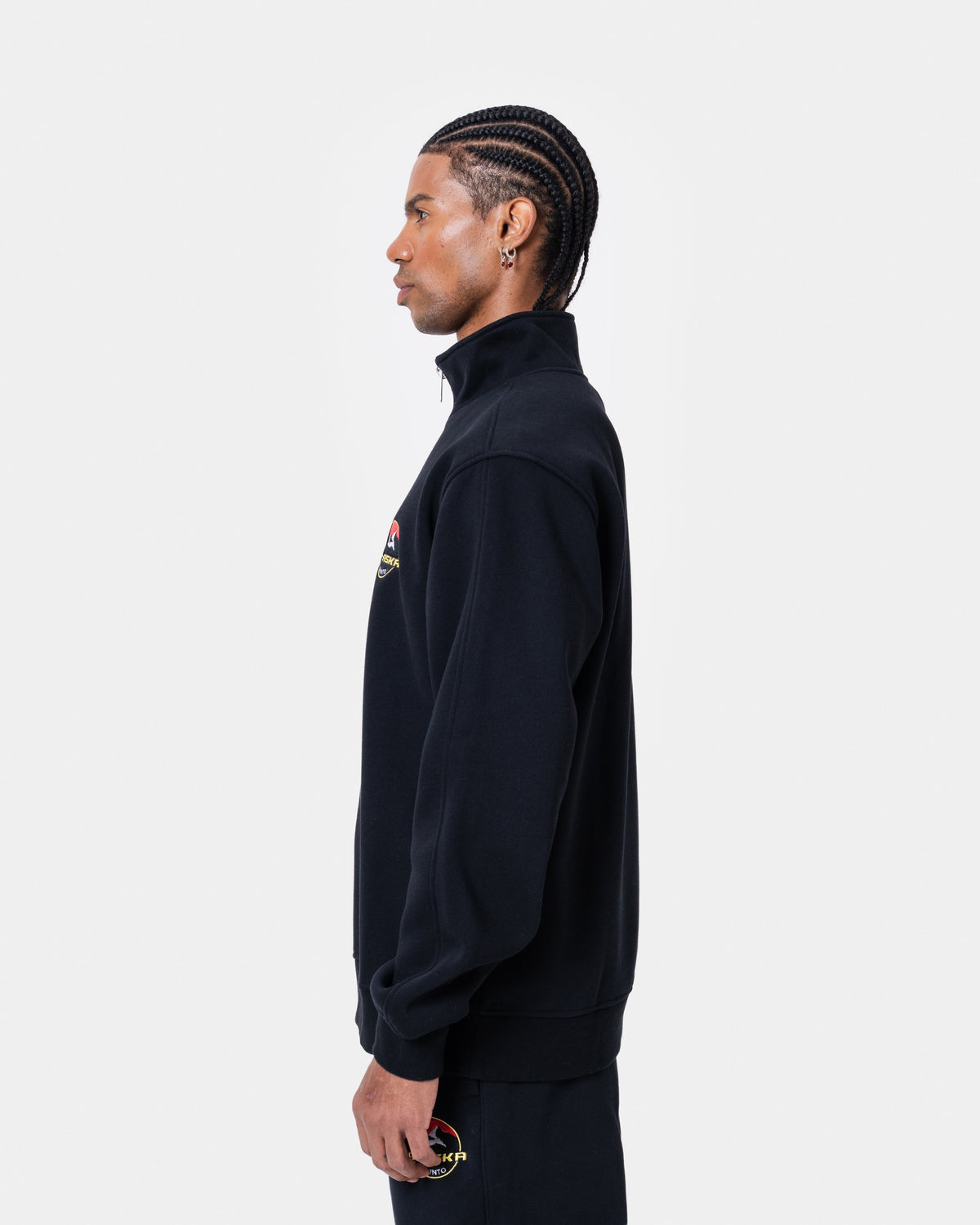 ALASKA BADGE BLACK HALFZIP side view model wearing loose fit black zipper sweatshirt